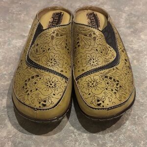 Earth Spirit Women's Tan Floral Slip-On Shoes